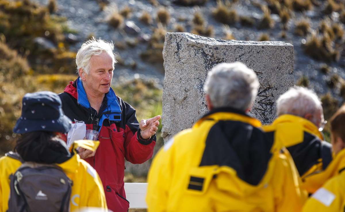 Jonathan Shackleton talks to guests as they stand by Ernest&apos;s grave